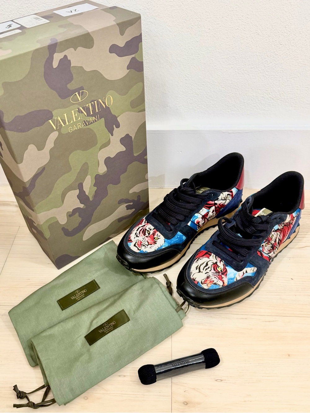 Authentic Valentino Garavani Rockrunner Tiger Sneakers Mens Designer Shoes